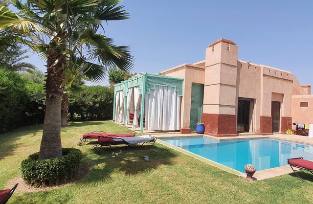 villa con piscina privada, vista al Atlas.