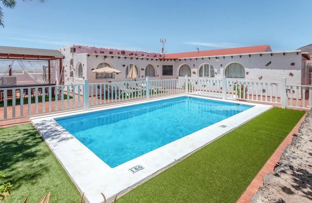 Villa "Abraham" con vistas a la montaña, Wi-Fi, piscina y terraza