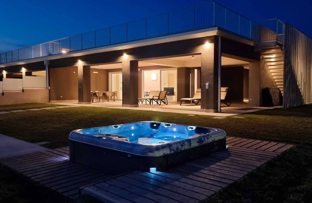 Villa Ada & Rico, 500 meters from the village lake view pool and hydromasage