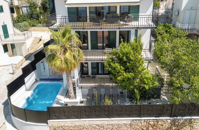 Villa Aea Del Mare, 5-bedroom villa on Ciovo island with Pool, fitness room, AC