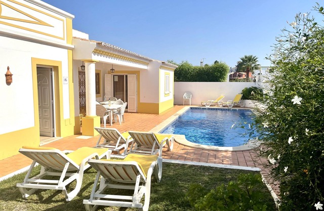Villa Ana, es una encantadora villa con 3 dormitorios, 3 baños (2 con baños en suite).