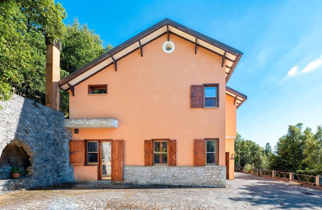 Villa 'Appartamento Villa Marta' con vistas a la montaña y jardín compartido