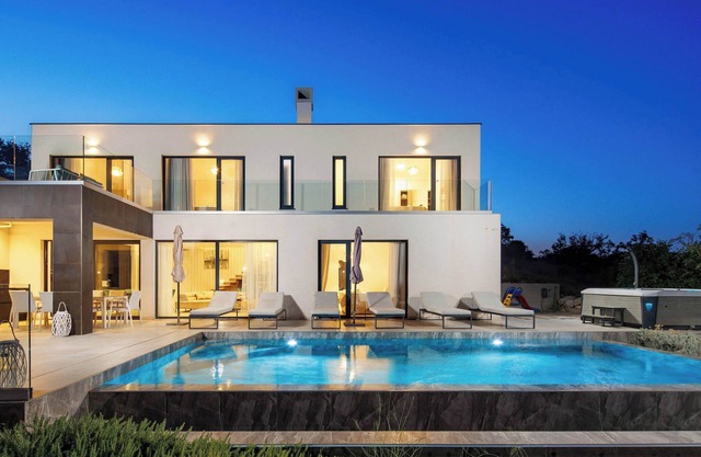 Villa Aristea with sea view, jacuzzi and infinity pool