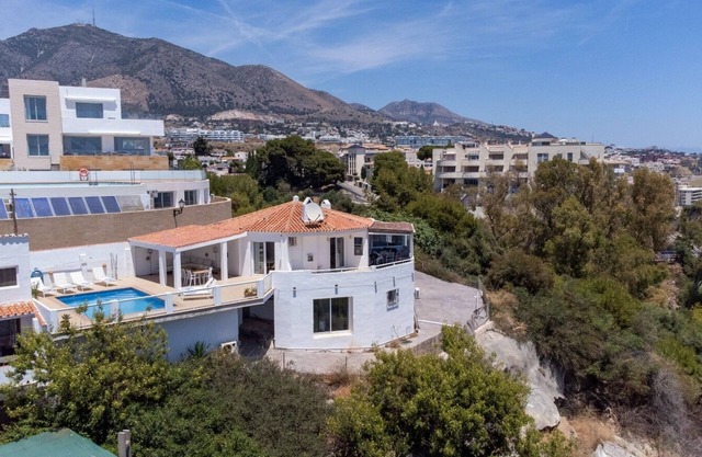 Villa Arriba con piscina climatizada, vistas al mar, cerca de la playa