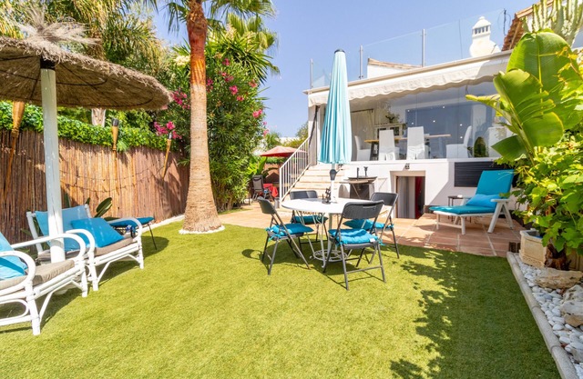 Villa 'Bahia Dorada' a 50 m de la playa con vistas al mar, Wi-Fi y aire acondicionado
