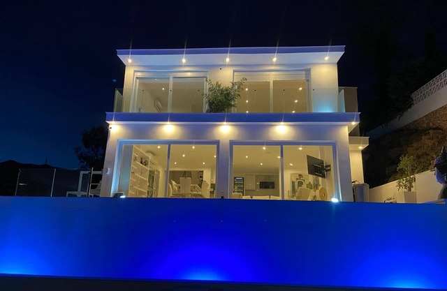 Villa 'Bali Málaga' con vistas al mar, Wi-Fi y aire acondicionado
