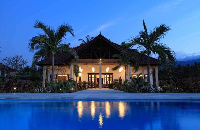 Villa Bima Sena es una villa de lujo frente al mar en el norte de Bali