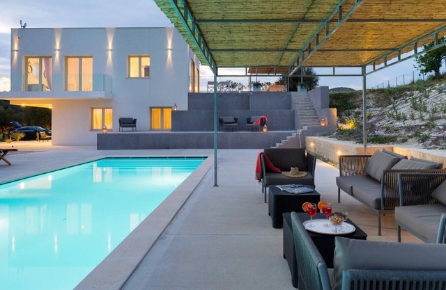 Villa Bochini - Modern villa with heated pool in Noto Area