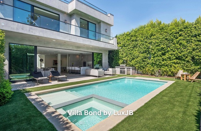 Villa Bond by LuxJB 🏆 Design Award-Winner 🏆 Heated Pool & Jacuzzi 🏆 Rooftop Deck