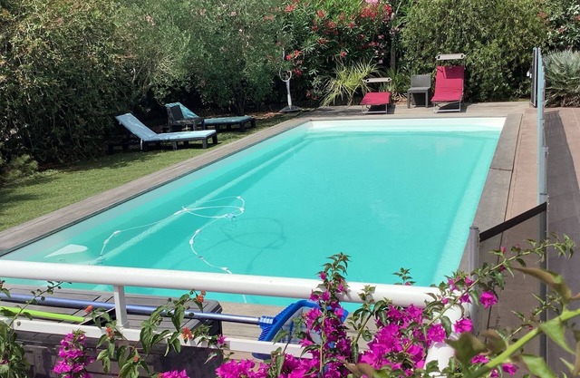 Villa Bonifacio con aire acondicionado y piscina climatizada.