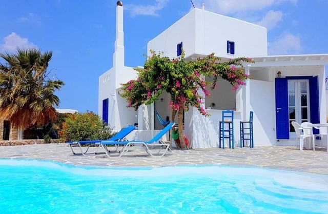 Villa Bougainvillia -Traditional 4 bedroom house with pool, close to the beach