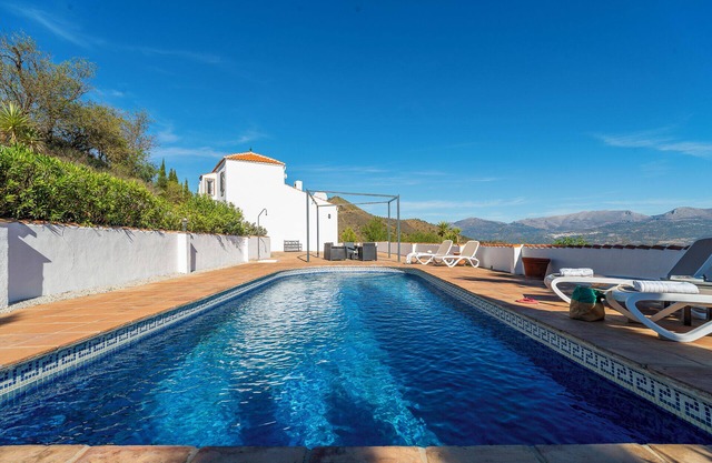 Villa "Bravo spectacular views" con vistas al lago y a la montaña, piscina, jardín y Wi-Fi