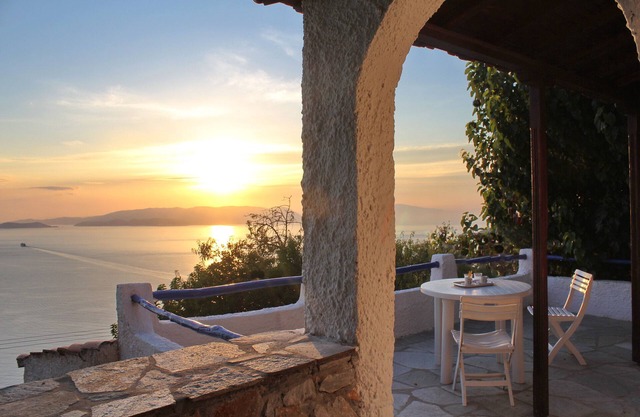 Villa Camelia. Vista privilegiada sobre el mar Egeo. Acceso al mar desde el parque privado.