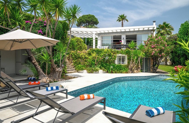 CANNES: villa californiana, muy privada, a 15 minutos a pie de la playa. Niño amigable