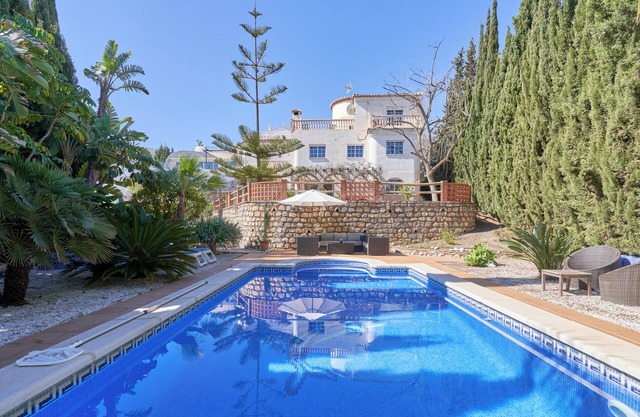 Villa 'Casa Alba' con vistas al mar y a la montaña, piscina, jardín y Wi-Fi