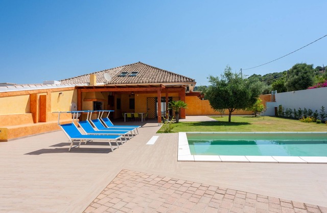 Villa Chloe, con piscina, jardín con césped a pocos km de Cagliari, Cerdeña