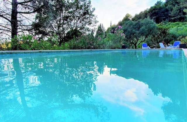 Villa Cigalons en Pleine Pinède + Piscine Chauffée au Coeur D'une Oliveraie