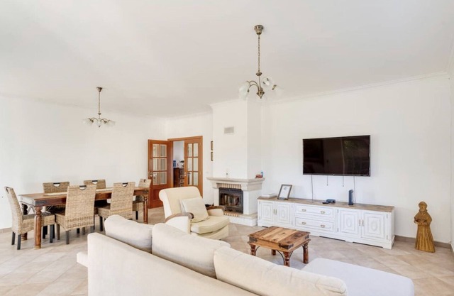 Villa com piscina de agua salada, cerca de bodegas e de playas, admite mascotas.