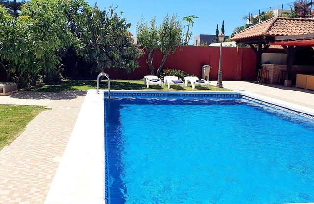 Villa con piscina, cerca de la playa.