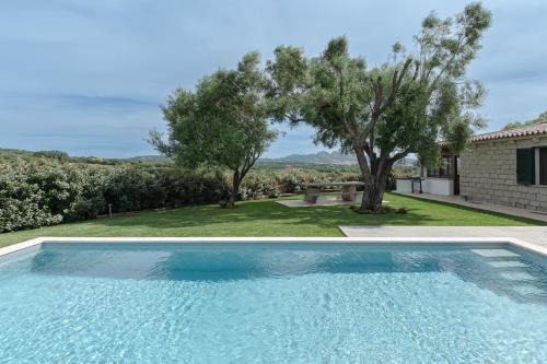 [VILLA CON PISCINA] NELLE COLLINE DELLA GALLURA