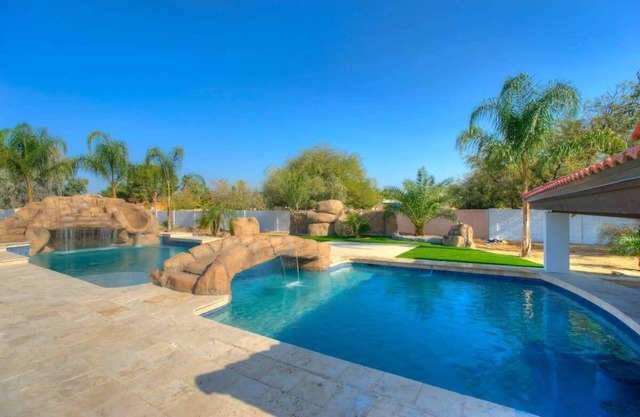6 habitaciones con 3 master suites. Increíble piscina con tobogán y bar en la piscina.