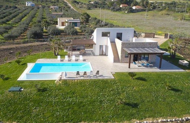 VILLA DELLA PIGNA con 3 dormitorios con piscina semi-infinita y vista al mar en Scopello.