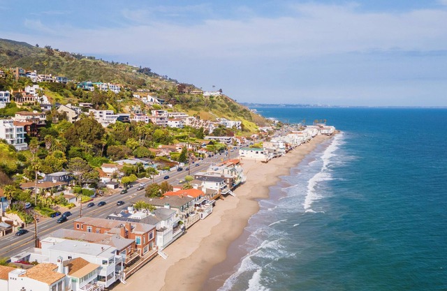 Villa Della Spiaggia Malibu -Beach Access right across the PCH