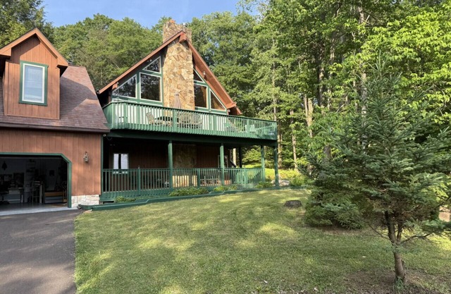Villa deTuar - lake views and pet friendly!