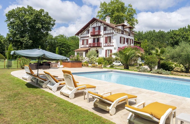 Villa 'Domaine De Bellegarde' con terraza privada, jardín privado y Wi-Fi