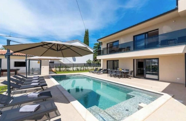 Villa Domenica Medelina 5. City center, heated pool, jacuzzi, sauna