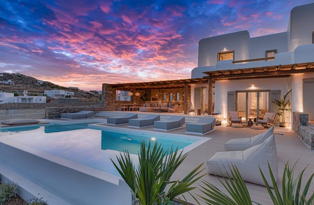 Villa Eden /Pool/4+1bdrms/5baths/10 guests outdoor dining/parking/garden/BBQ