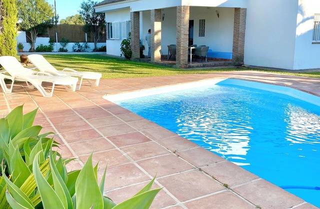 VILLA EL ACEBUCHE JUNTO A LA PLAYA