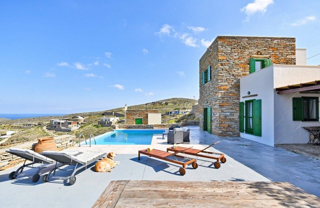 Villa de piedra con piscina y vistas al mar