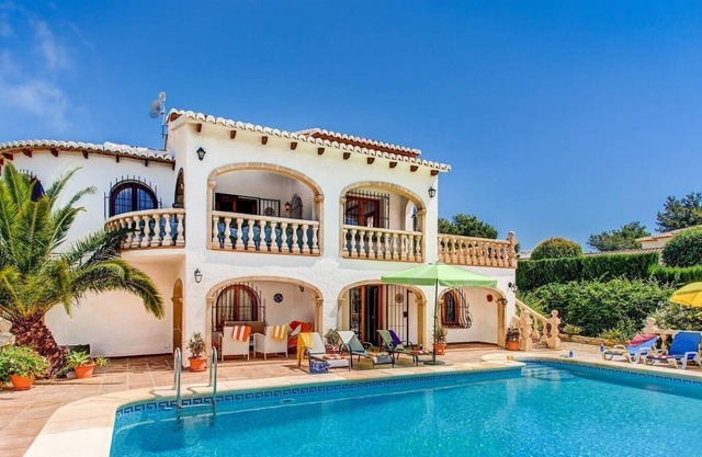 "Villa Enzo" con vistas al mar y a la montaña, piscina privada, jardín, aire acondicionado y Wi-Fi