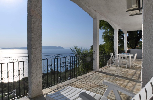 Villa Erika. Vista privilegiada sobre el mar Egeo. Acceso al mar desde el parque privado.