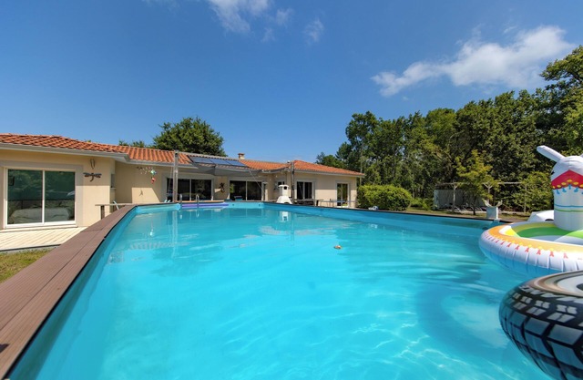Villa 'Familiale Sur 3000m2 Avec Piscine' con piscina privada, terraza privada y Wi-Fi