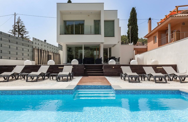 Villa 'Familiar con Piscina a 5min de Sitges' con vistas a la montaña, Wi-Fi y aire acondicionado