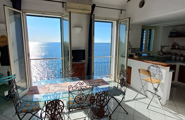 Villa romántica para 2 personas, con vistas al mar, en un acantilado natural.