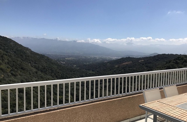 Villa tranquila con piscina climatizada cerca de Ajaccio