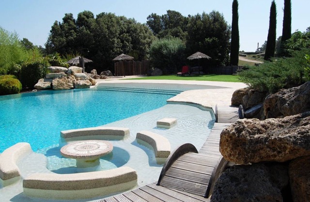 Villa en alquiler en bonita zona de var. Piscina infinita y mini golf