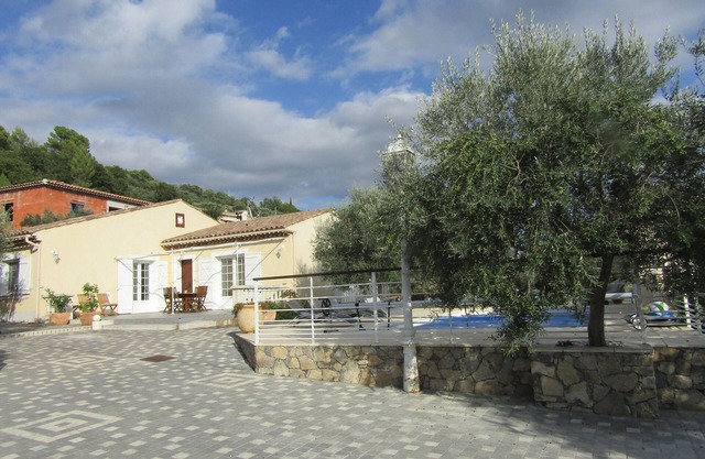 Villa de pie completo con piscina.