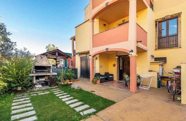 Villa Gialla Castiadas con vistas a la montaña, terraza y A/C