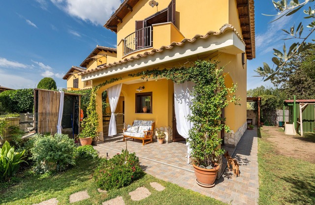 "Villa Ginny e Clari" con vistas a la montaña, terraza y aire acondicionado
