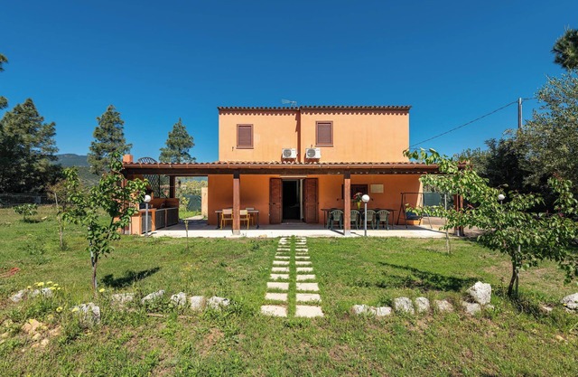 Villa "Giulia Piccola" en zona rural cerca del mar con vistas a la montaña, terraza y jardín