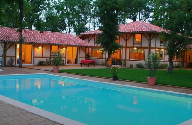 Villa Glorieux Azur, sleeps 12 to 24, near the ocean with heated pool