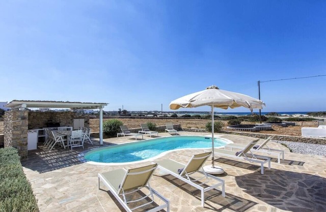 Villa nueva con piscina y fantásticas vistas a la playa.