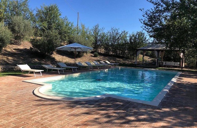 Villa Gramigna: una encantadora villa de dos pisos rodeada de vegetación.