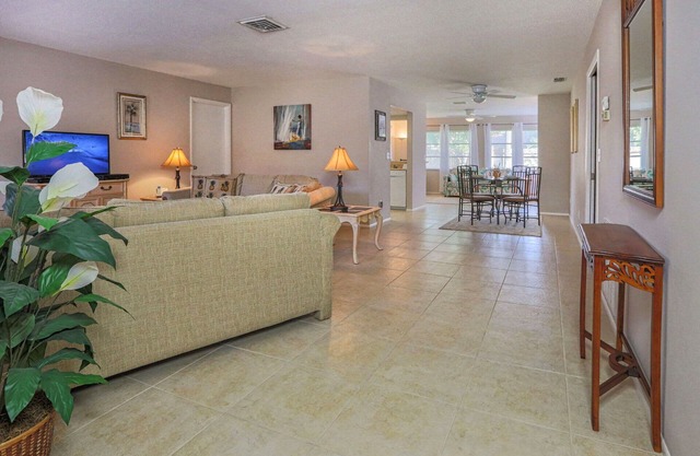 Amplia casa tropical y patio cercado - Playa privada - Pase de ferry a la playa.