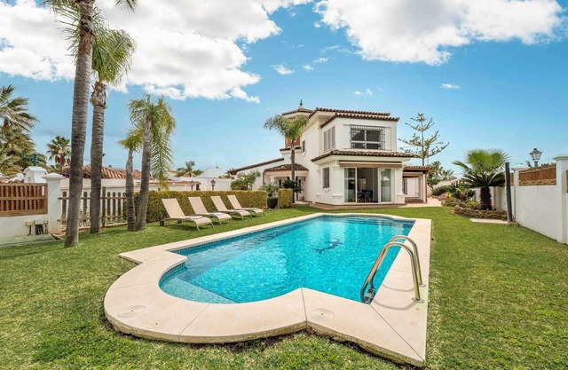 Villa 'Hakuna Matata' con vistas al mar, Wi-Fi y aire acondicionado