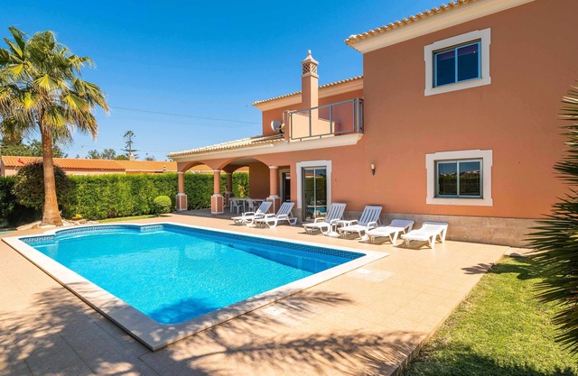 Villa Hunês by Gabi Miguel